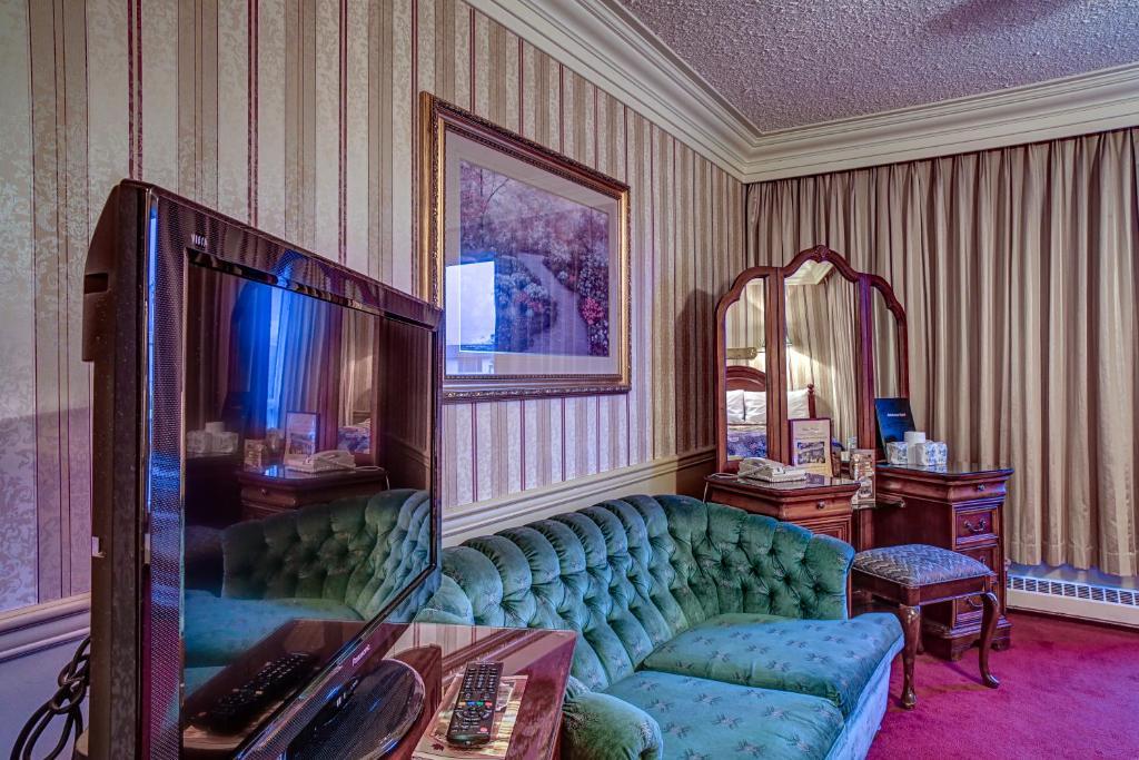 Athabasca Hotel Jasper Room photo
