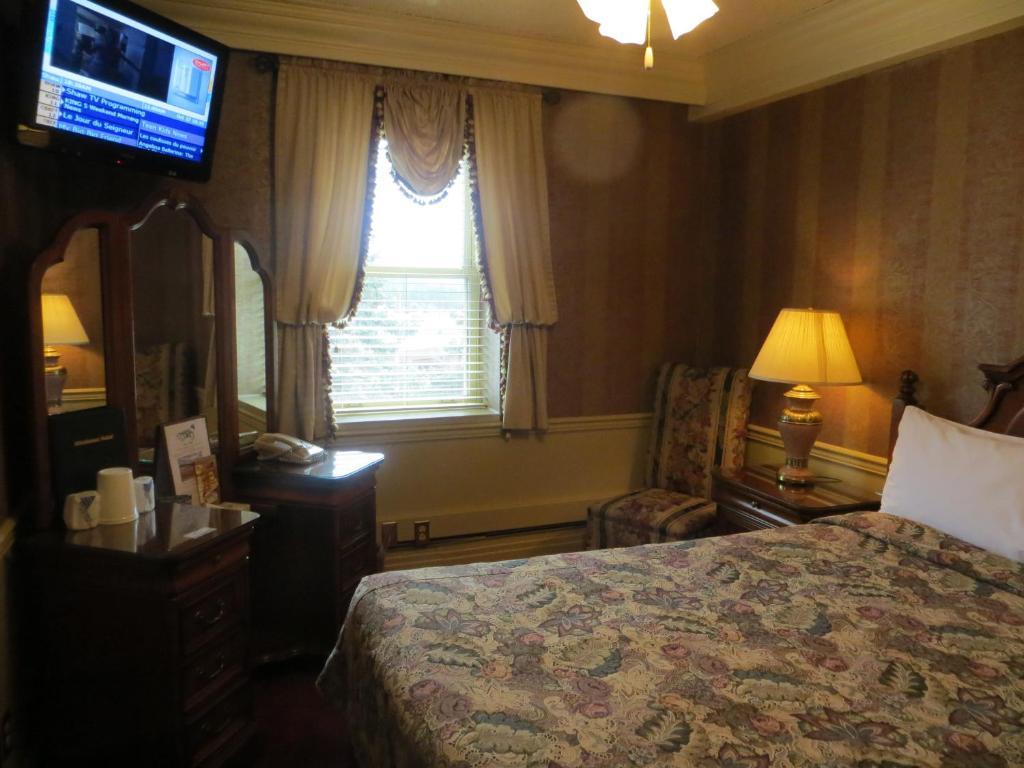 Athabasca Hotel Jasper Room photo