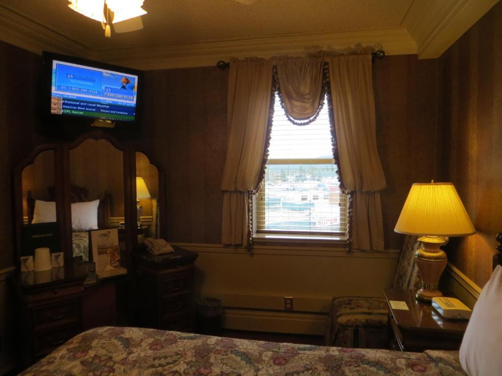 Athabasca Hotel Jasper Room photo